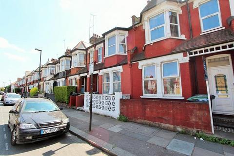 Studio to rent, Dowsett Road, Tottenham, London, N17