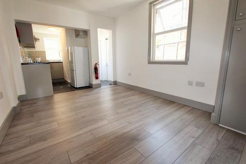 Studio to rent, Dowsett Road, Tottenham, London, N17