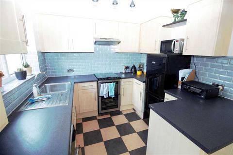 5 bedroom terraced house to rent, Mansted Gardens, ROMFORD