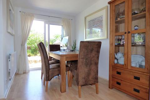 3 bedroom semi-detached house to rent, Ladyhill, Luton, LU4 9LZ