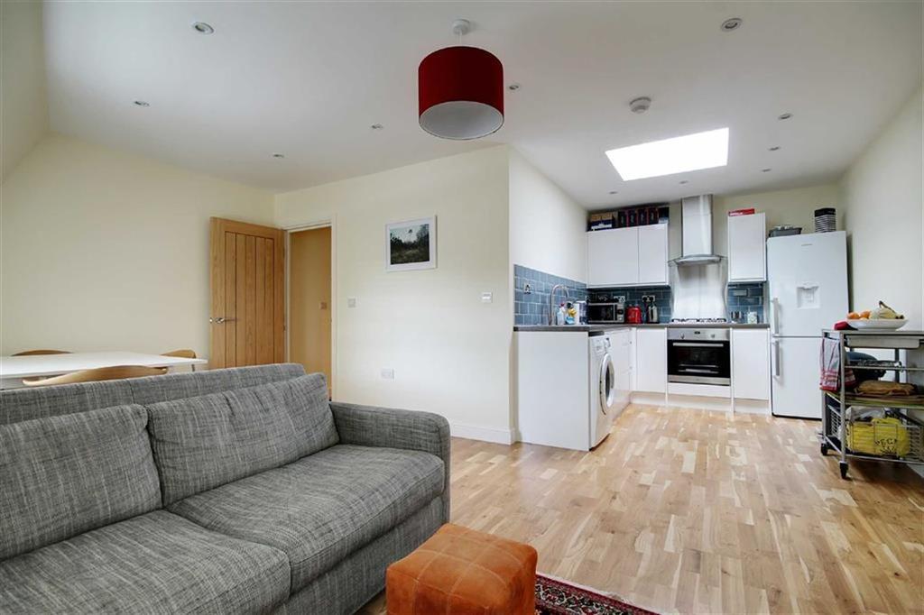 Hoe Street, Walthamstow, London 2 bed flat £1,400 pcm (£323 pw)
