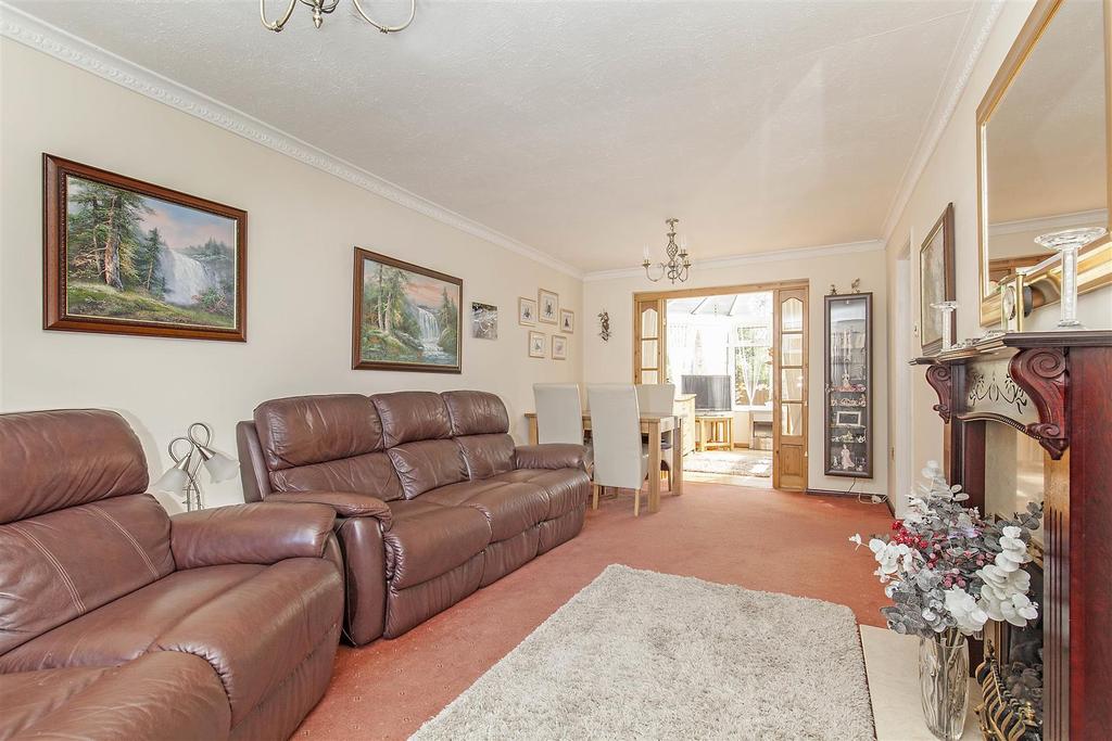 Dorset Drive, Brimington, Chesterfield 3 bed semidetached house £130,000