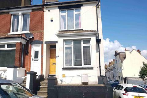 3 bedroom end of terrace house to rent, Cecil Road, Rochester, Kent, ME1