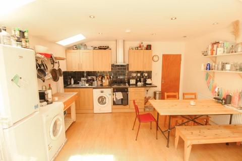 3 bedroom apartment to rent, Rutland Gardens, Green Lanes, N4