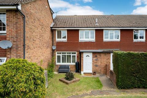 3 bedroom terraced house to rent, Vicarage Gardens, Flamstead