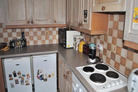 2 bedroom property to rent, CRERAN WALK