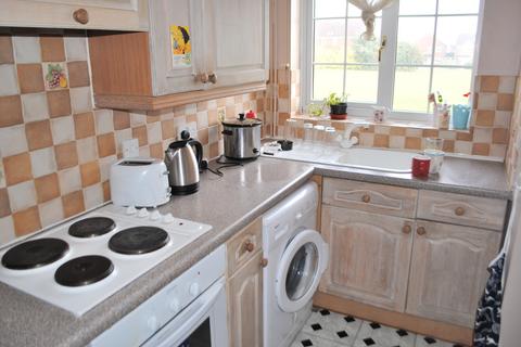 2 bedroom property to rent, CRERAN WALK