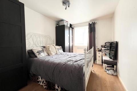 2 bedroom apartment to rent, Cherry Blossom Close, Palmers Green, N13