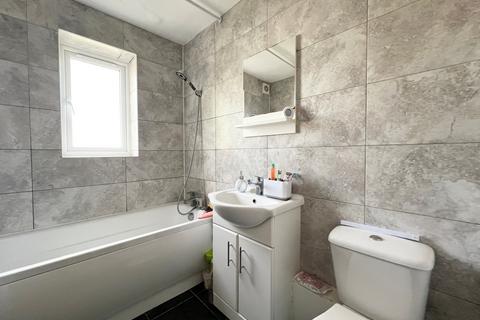 2 bedroom apartment to rent, Cherry Blossom Close, Palmers Green, N13