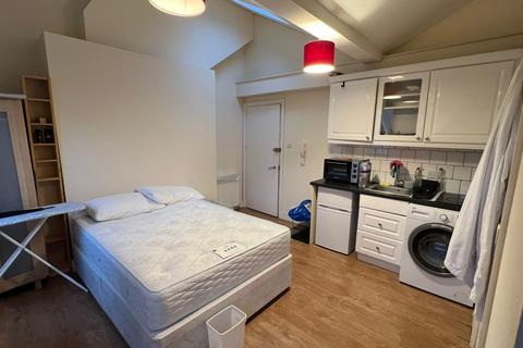 Studio to rent, London W14