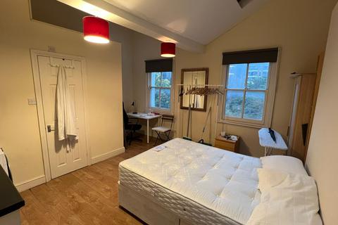 Studio to rent, London W14