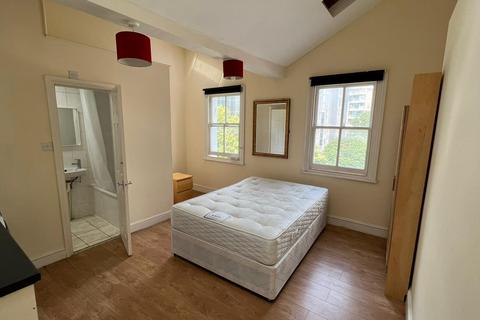 Studio to rent, London W14