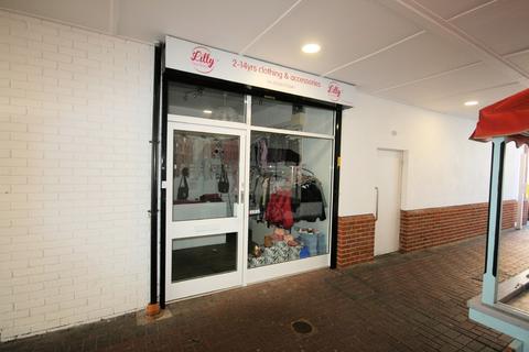 Retail property (high street) to rent - High Street, Wickford