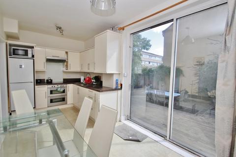 3 bedroom semi-detached house to rent, Avenue Road, Woodford Green