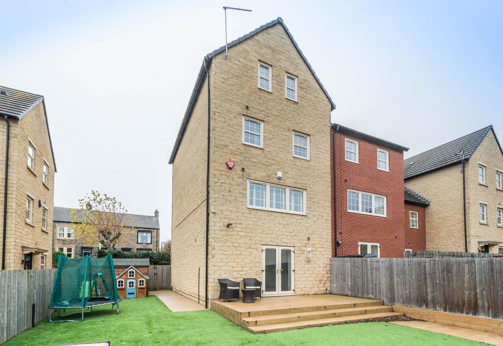 Spring Gardens, Kingstone, Barnsley 5 bed terraced house £185,000