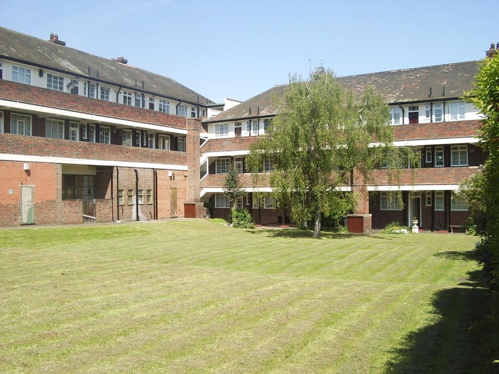 Woodstock Court, Burnt Ash Hill, London SE12 2 bed flat £1,225 pcm (£283 pw)