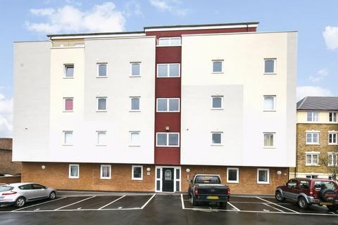 2 bedroom flat to rent, Cloister Court, Walton-on-Thames