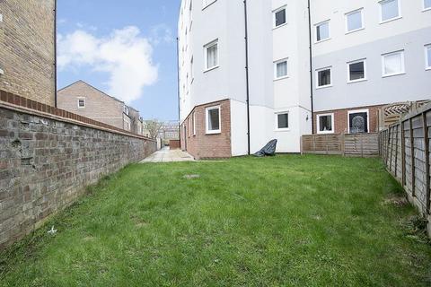 2 bedroom flat to rent, Cloister Court, Walton-on-Thames