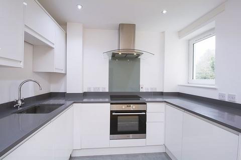 2 bedroom flat to rent, Cloister Court, Walton-on-Thames