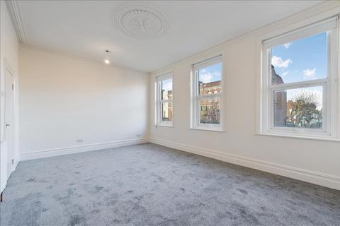 4 bedroom flat to rent, Park Parade, London, NW10