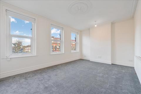 4 bedroom flat to rent, Park Parade, London, NW10