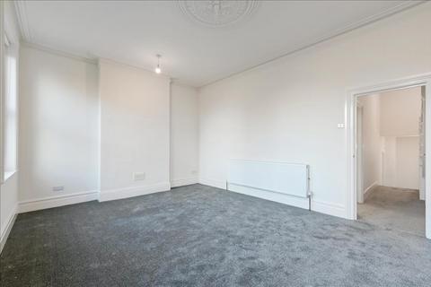 4 bedroom flat to rent, Park Parade, London, NW10