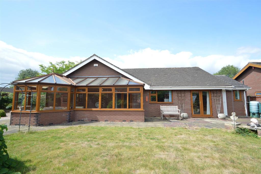 6 Beech Grove, Shawbury, Shrewsbury SY4 4LB 4 bed detached bungalow - £