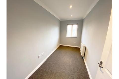 2 bedroom flat to rent, Fielding Way, Westcliff-on-Sea, SS0