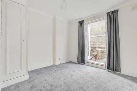 2 bedroom flat to rent, Bishops Road, London