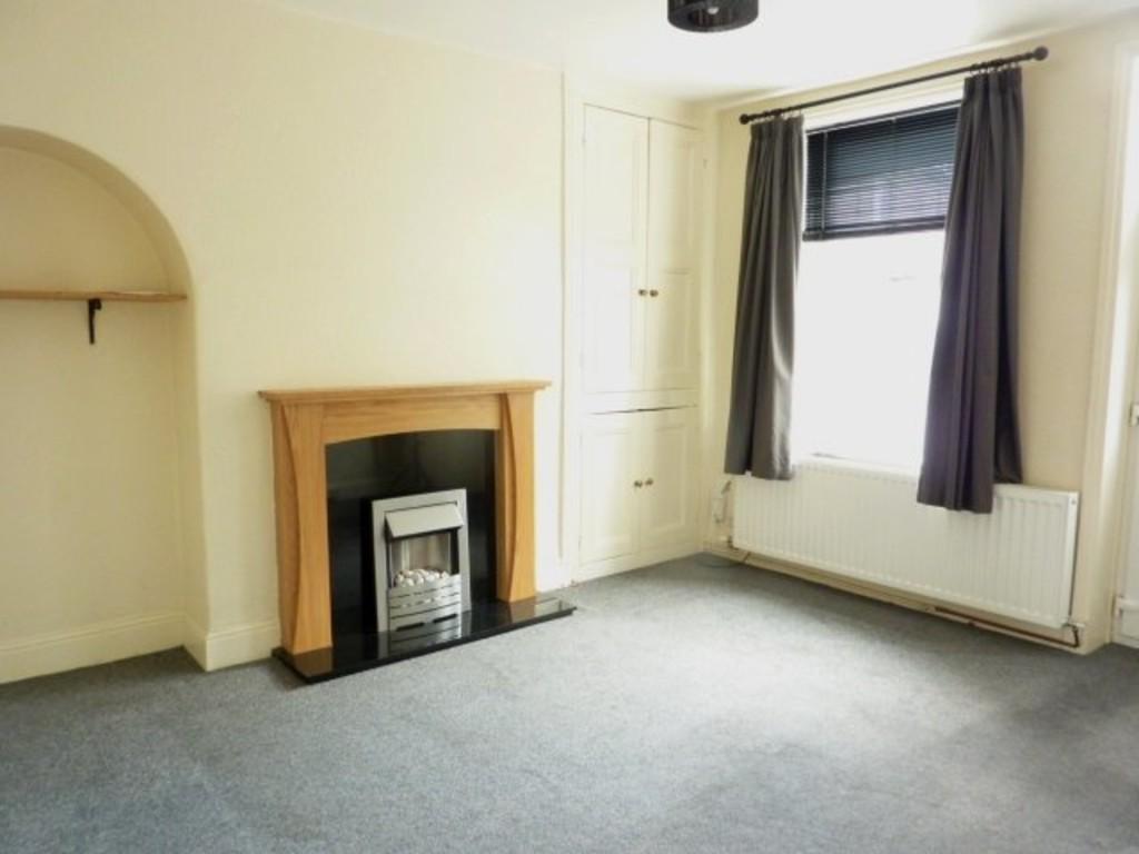 Dean Street, Ilkley 2 bed terraced house £595 pcm (£137 pw)