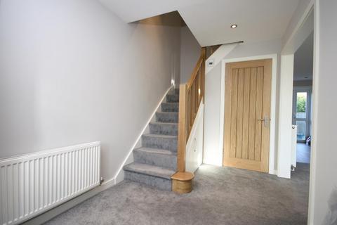 3 bedroom detached house to rent, Reigate RH2