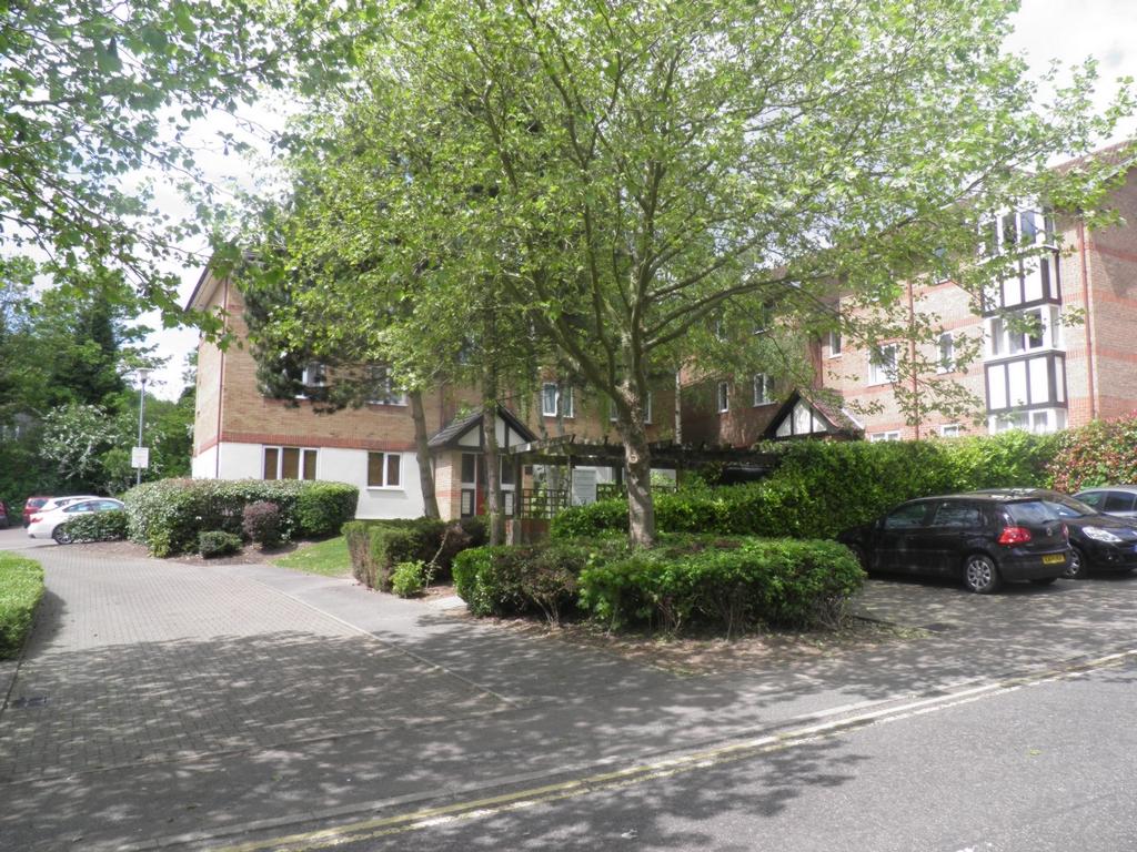 Centre Drive, Epping, CM16 2 bed flat £1,150 pcm (£265 pw)