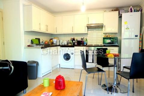 3 bedroom apartment to rent, Collette Court, London SE16