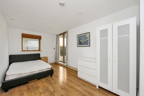 3 bedroom apartment to rent, Nova Building, Docklands E14