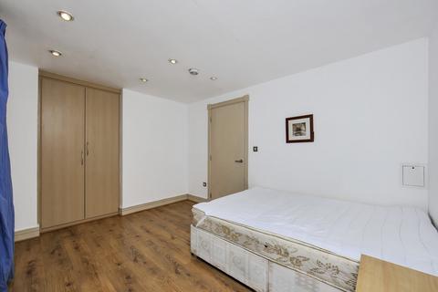 3 bedroom apartment to rent, Nova Building, Docklands E14