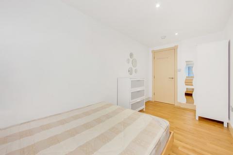 3 bedroom apartment to rent, Nova Building, Docklands E14