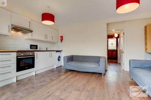 4 bedroom ground floor maisonette to rent, Churchward House, Kennington SE17