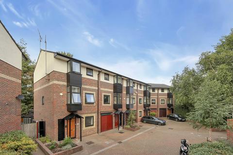 5 bedroom townhouse to rent, Barnfield Place, Docklands E14