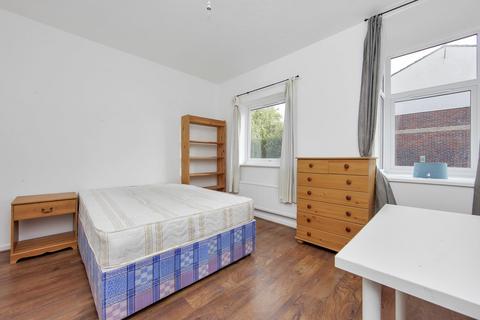 5 bedroom townhouse to rent, Barnfield Place, Docklands E14