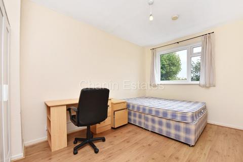 4 bedroom maisonette to rent, Forsyth Gardens, Kennington SE17