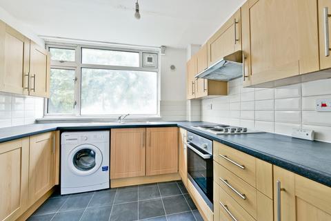 4 bedroom maisonette to rent, Whitebeam Close, Oval SW9