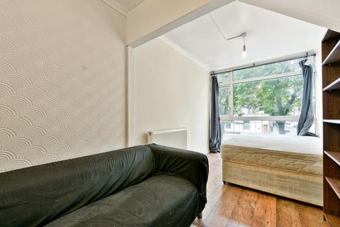 4 bedroom maisonette to rent, Whitebeam Close, Oval SW9