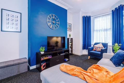 3 bedroom terraced house to rent, Church Avenue, Salford