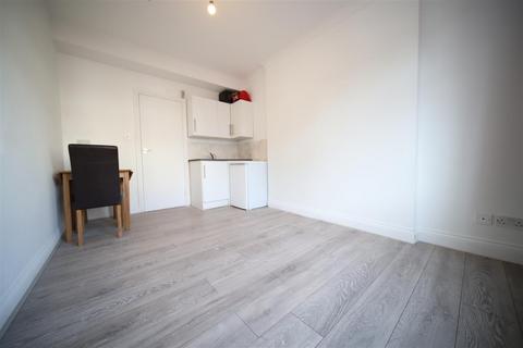 Studio to rent, Devonia Gardens, London