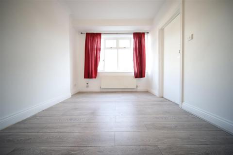 Studio to rent, Devonia Gardens, London