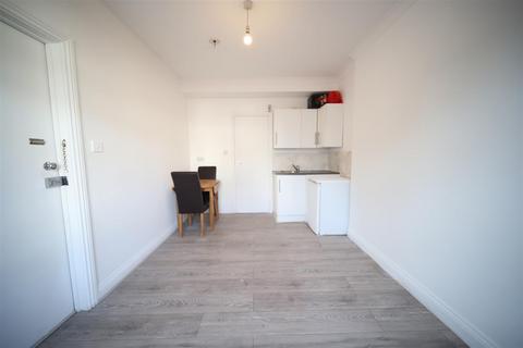 Studio to rent, Devonia Gardens, London