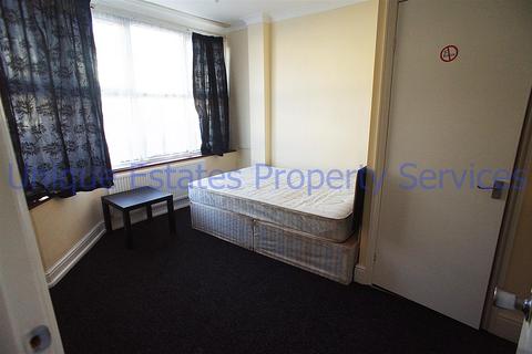 Studio to rent - Lincoln Road, Enfield
