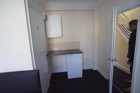Studio to rent - Lincoln Road, Enfield
