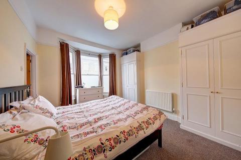 3 bedroom semi-detached house to rent, Salcott Road London