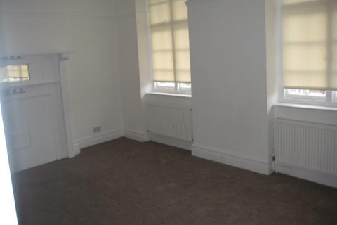 2 bedroom flat to rent, Golders Way, London NW11